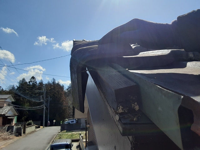 ケラバ瓦を外してみると…